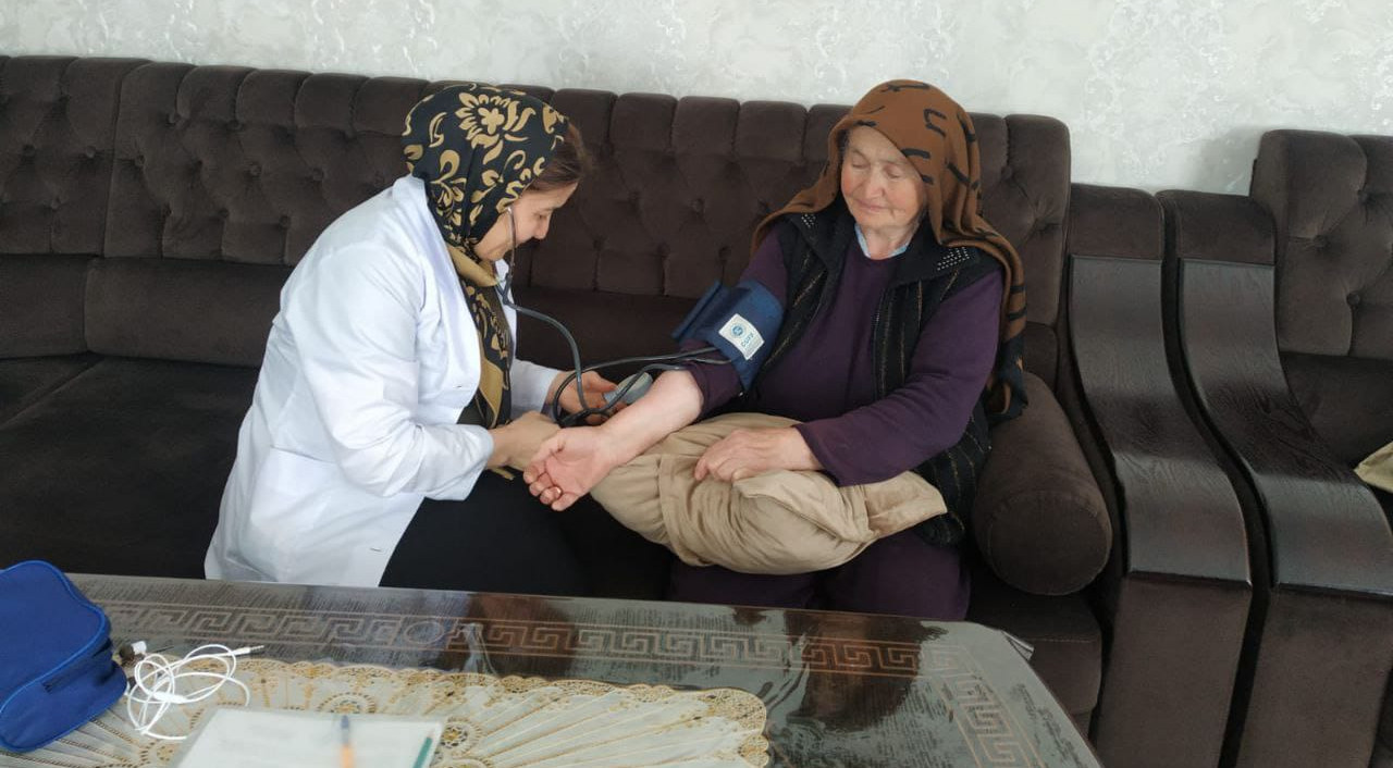 В Центрах соцобслуживания Минтруда Дагестана помогают пожилым, проживающим в отдаленных селах республики, бесплатно добраться до врачей и обратно до дома