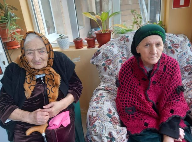 Наши очаровательные бабули и их незаменимый друг