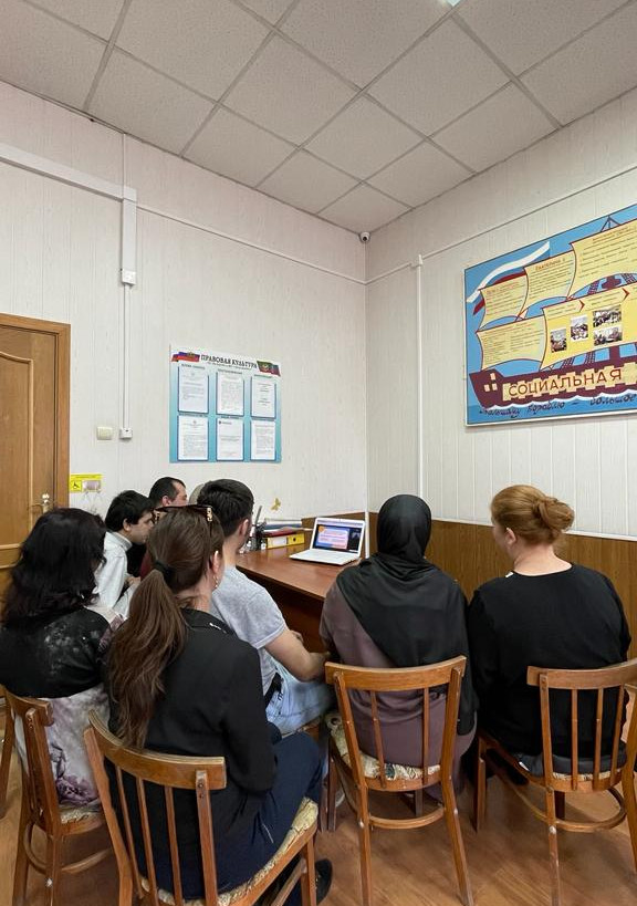 24.03.2023 г. специалисты и обслуживаемые дневного отделения КЦСОН приняли участие в онлайн- занятии " Финансовое мошенничество. Защити себя и свою семью"