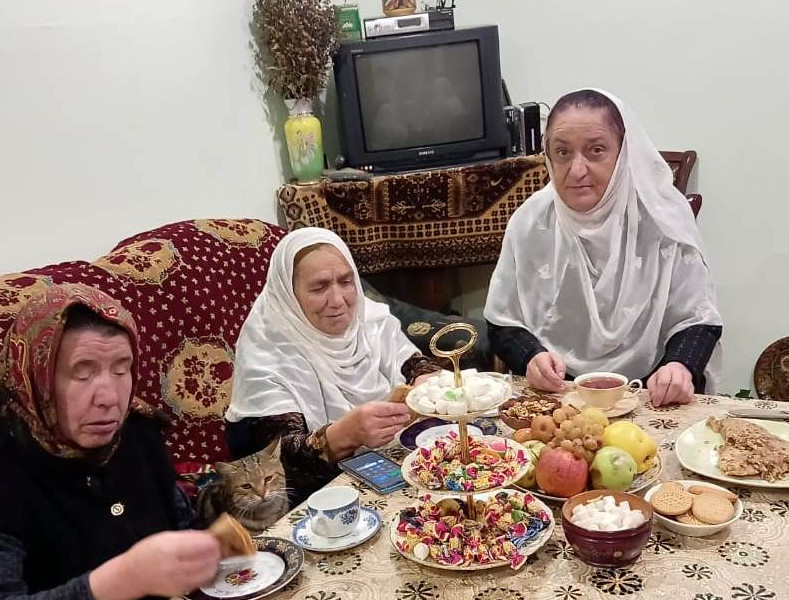 Социальный работник Комплексного центра Дахадаевского района организовала  чаепитие для подопечных