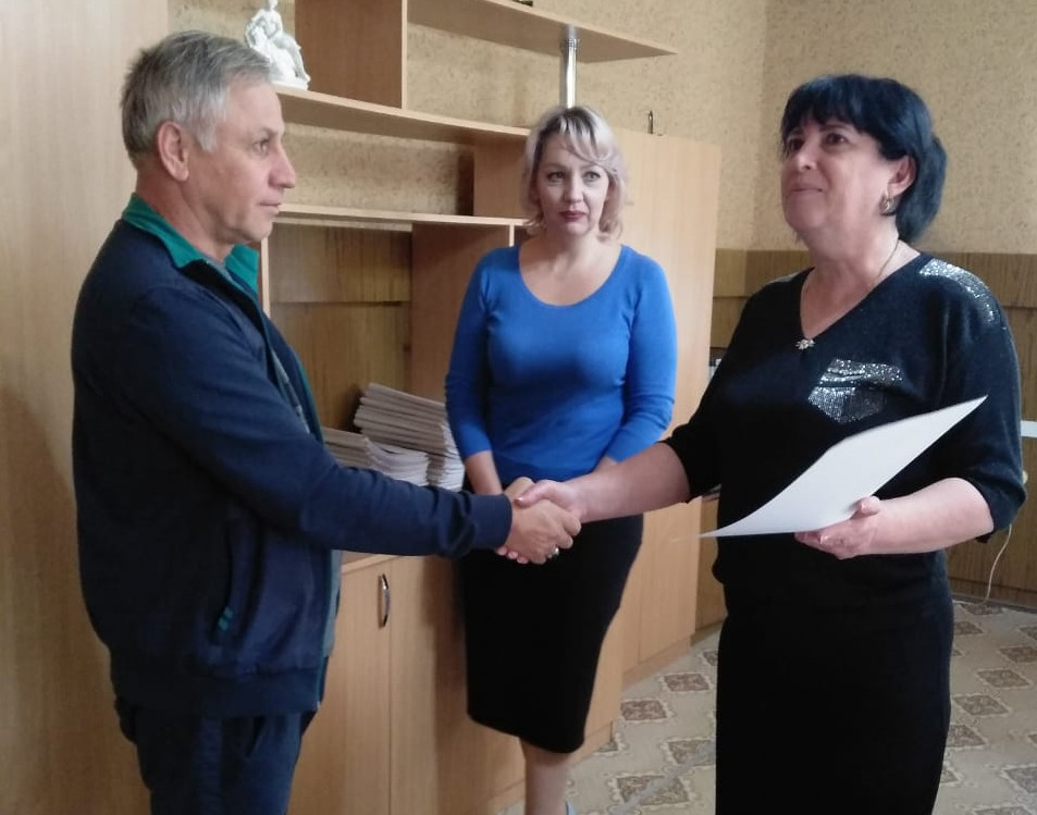 Участнику боевых действий в Афганистане Магомедшарипову М.М. вручили свидетельство о предоставлении безвозмездной субсидии на приобретение жилья