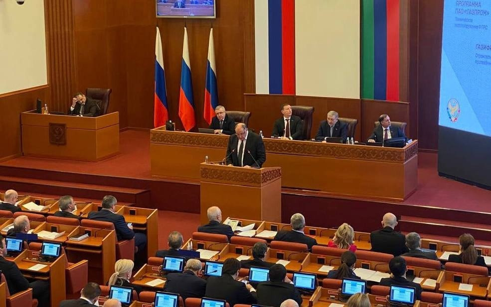 В ходе отчета Абдулмуслим Абдулмуслимов рассказал о достижениях в сфере промышленной отрасли и запуске новых проектов