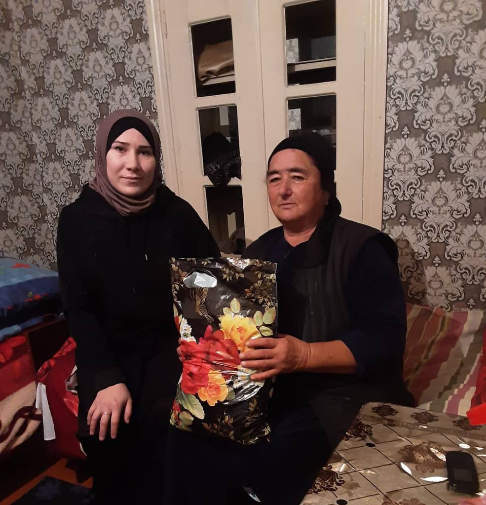 В преддверии Международного Дня инвалидов, заведующие, специалисты по социальной работе и социальные работники 1-го, 2-го, 3-го отделения граждан пожилого возраста и инвалидов на дому посетили своих подопечных