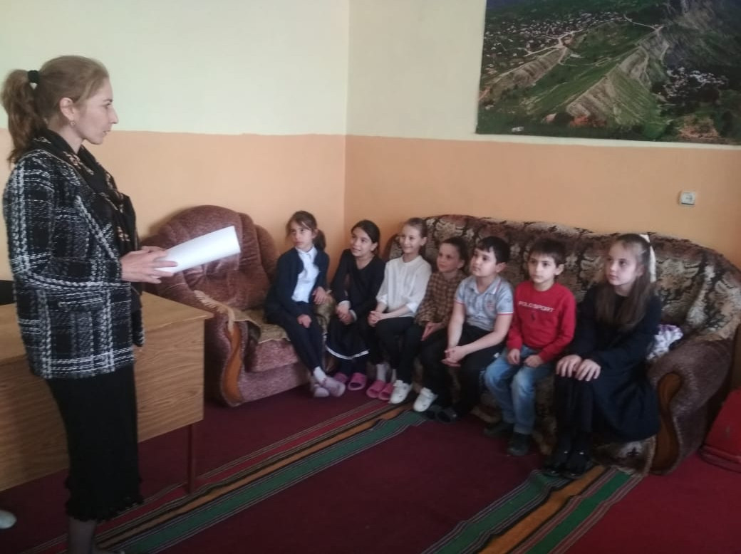 В ГБУ РД КЦСОН в МО Левашинский район психолог отделения дневного пребывания Гаджиева Д. М провела беседу с детьми на тему: " Полюби себя". " Мой лучший друг".