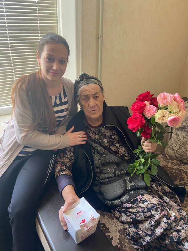 Наши социальные работницы поздравили своих подопечных с Международным днем пожилых людей.