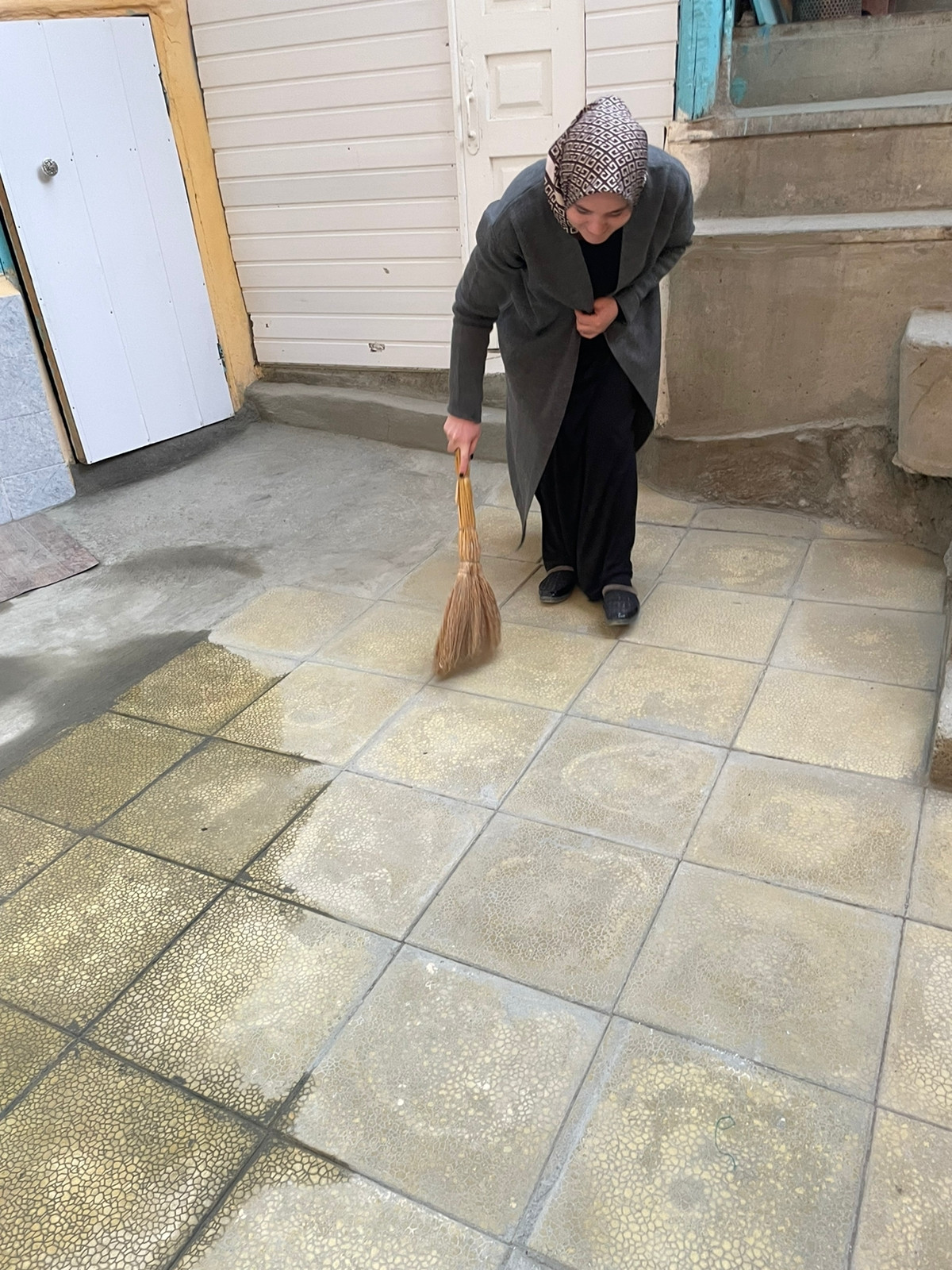 Социальный работник СО на дому  с. Шодрода Курбангаджиева Шанисат оказывает социально - бытовые услугу своим подопечным Хайрулаевой Патимат и Рашидовой Патимат .