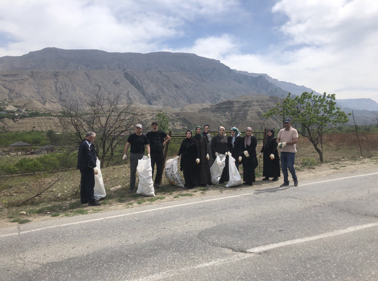 29.04.2023г работники ГБУ РД КЦСОН в МО "Гергебильский район" приняли участие в общерайонном субботнике. За каждым учреждением был закреплен участок дороги. Работники очистили от мусора дорогу и участки вдоль дороги.