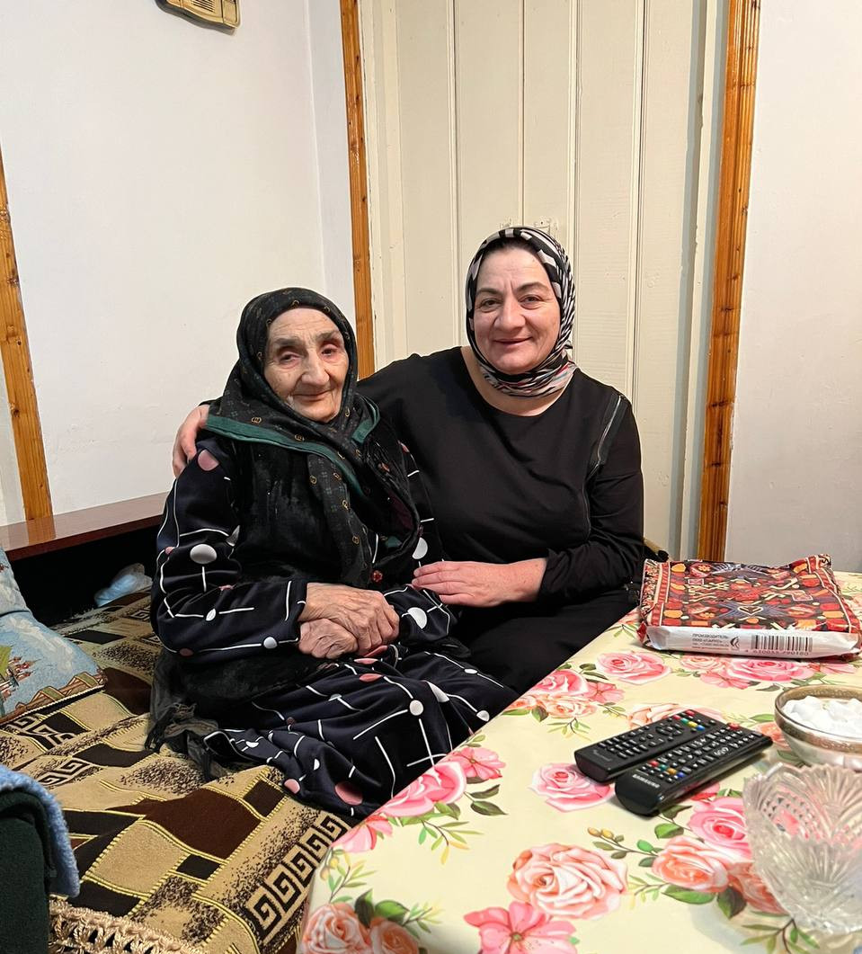 Социальные работники 2 - го отделения надомного обслуживания посещают с поздравлениями и новогодними подарками своих подопечных