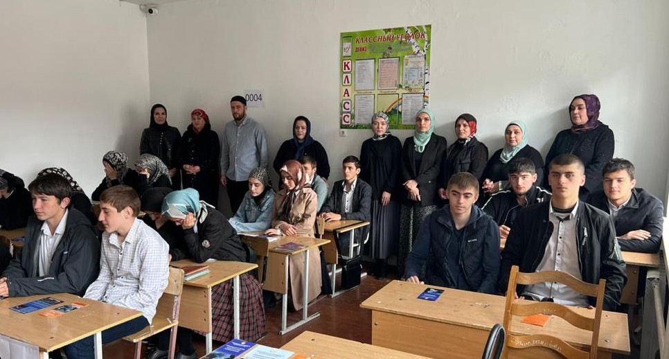 Работники Управления социальной защиты Минтруда РД в Тляратинском районе провели встречу со школьниками в рамках мероприятий по профилактике терроризма