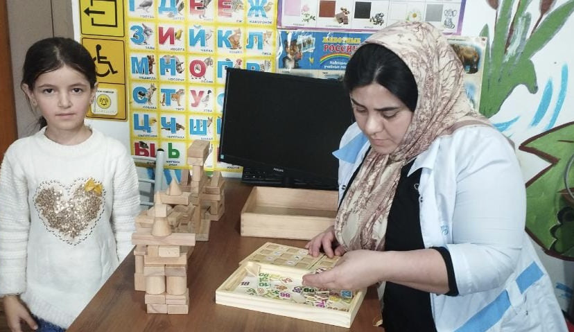 Воспитатель Керимгаджиева поводит игровое занятие на тему : "Мозаика"