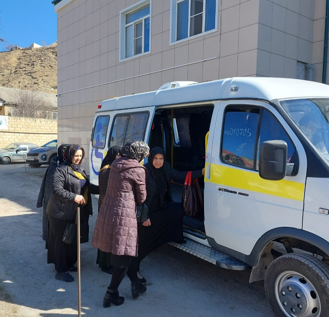 доставка  лиц старшего поколения в медучреждения в рамках социального  проекта "Демокрафия"