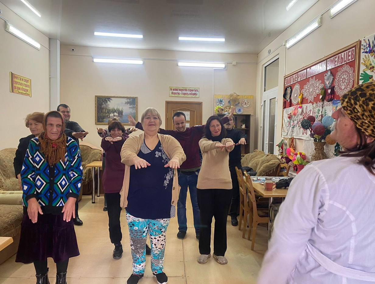 Зарядка в отделении дневного пребывания граждан пожилого возраста и инвалидов !