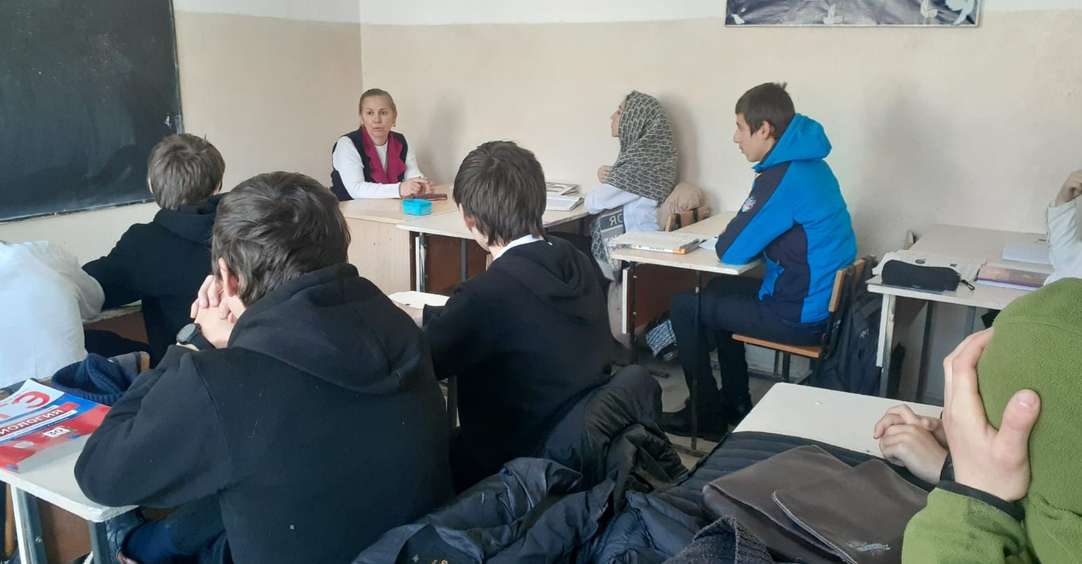 Проведение классного часа в с. Акнада специалистом Центра.