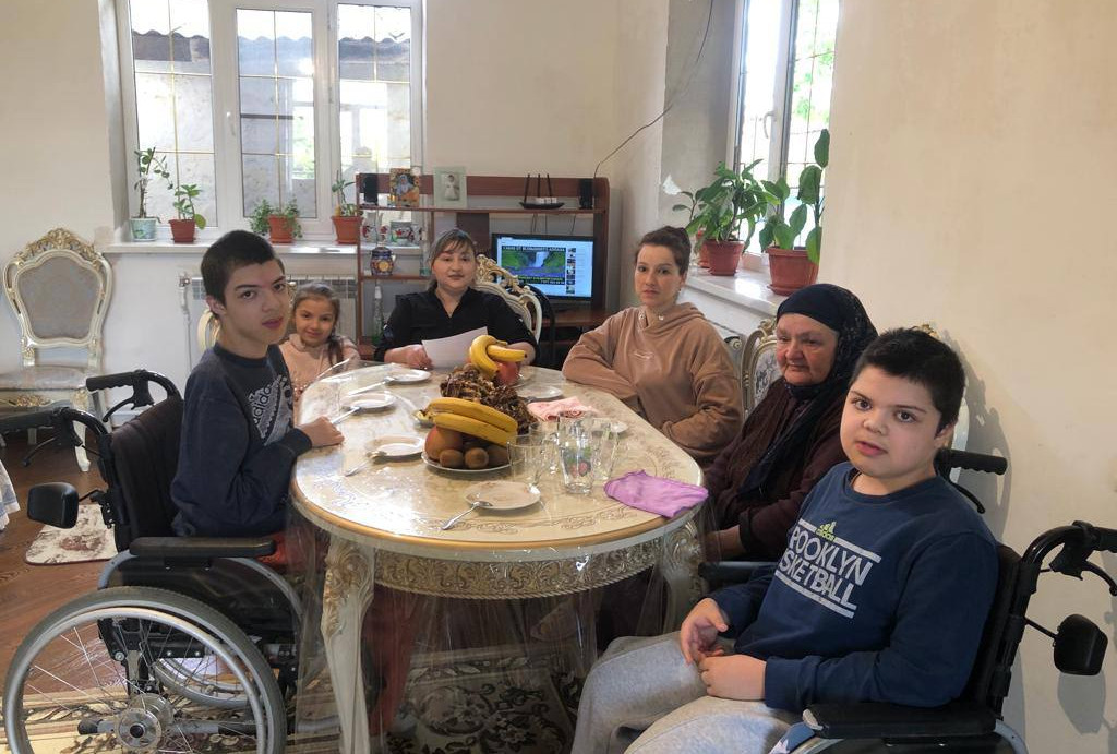 К празднику Международный день семьи (15 мая) мед.сестрой отделения ОСОДД И СД Омаркадиевой Т проведен на дому у подопечной круглый стол на тему:»Моя семья-моя радость».