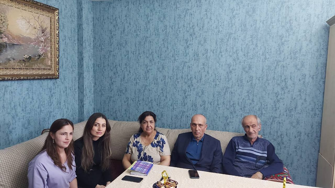 И.о. директора ГБУ РД КЦСОН в МО "город Дербент" Саругланов Т.З. посетил семью мобилизованного Гусейнова Мурада Юсуфовича с целью моральной поддержки.