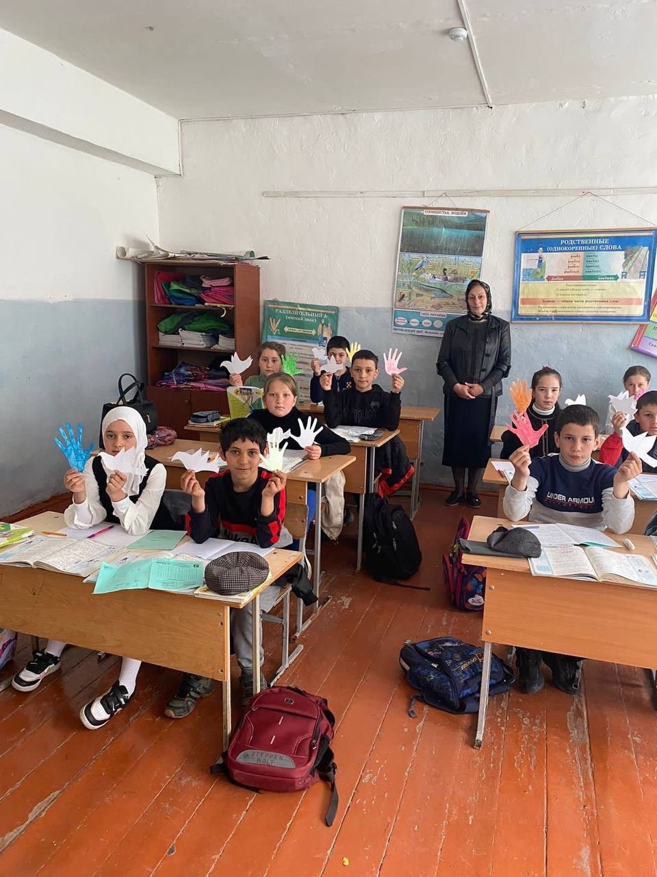 Специалисты отделения детей и семей с детьми на уроке творчества, посвященное конкурсу «Дети России за мир» в Рутульской СОШ 1