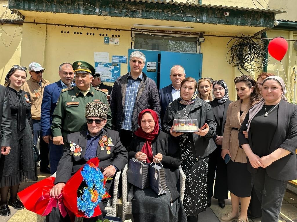 ПАРАД У ДОМА ВЕТЕРАНА