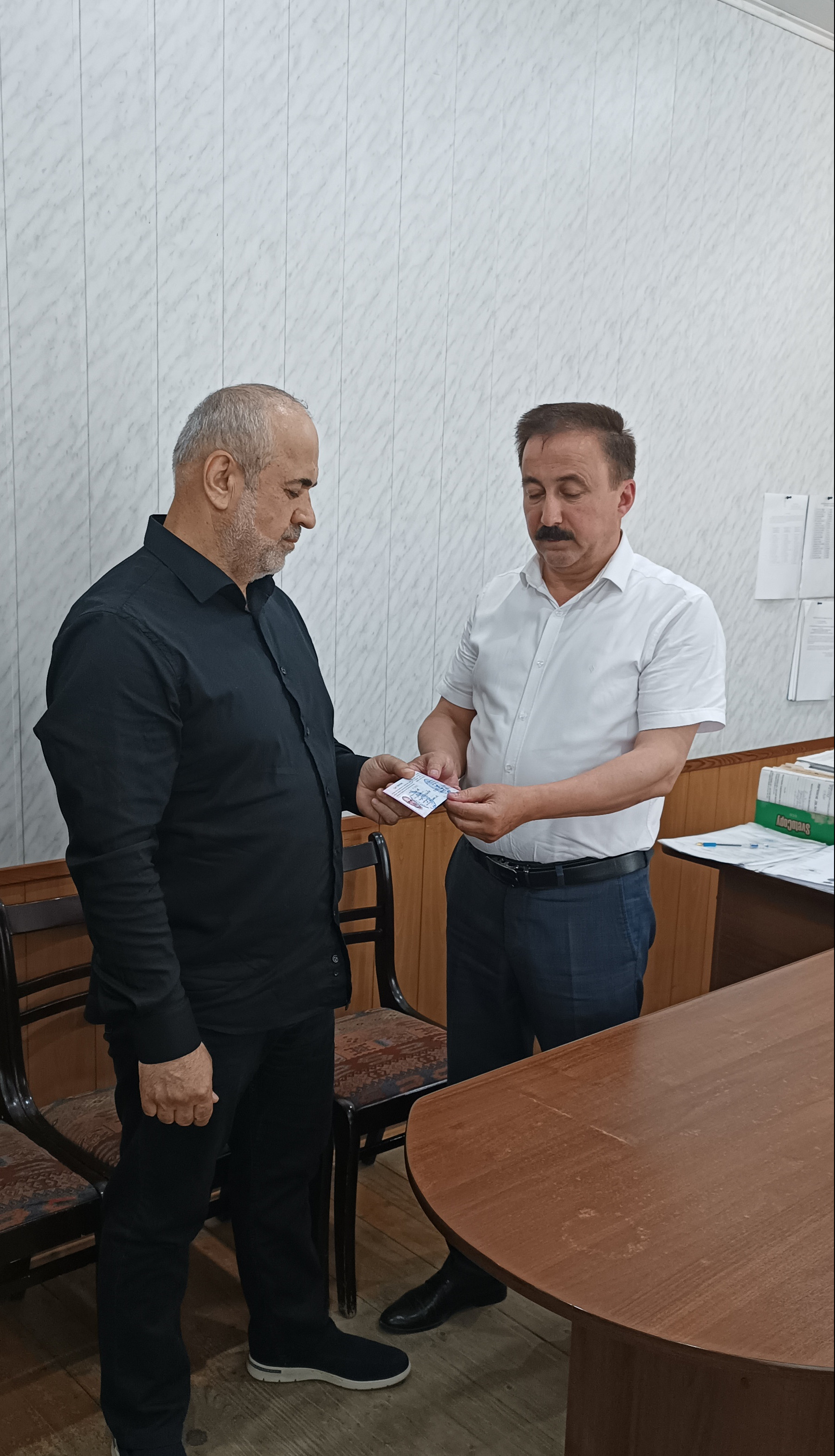 Вручение удостоверений получившего или перенесшего лучевую болезнь и другие заболевания, связанные с радиационным воздействием вследствие катастрофы на Чернобыльской АЭС