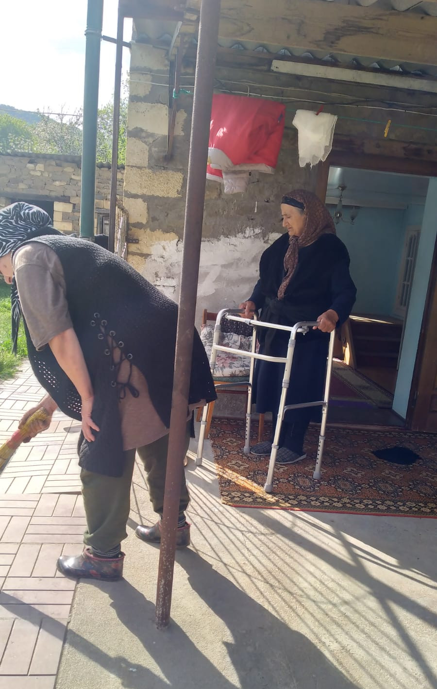 Соцработница Абумислимова С. навестила свою подопечную Агаеву Р. из с.Хив