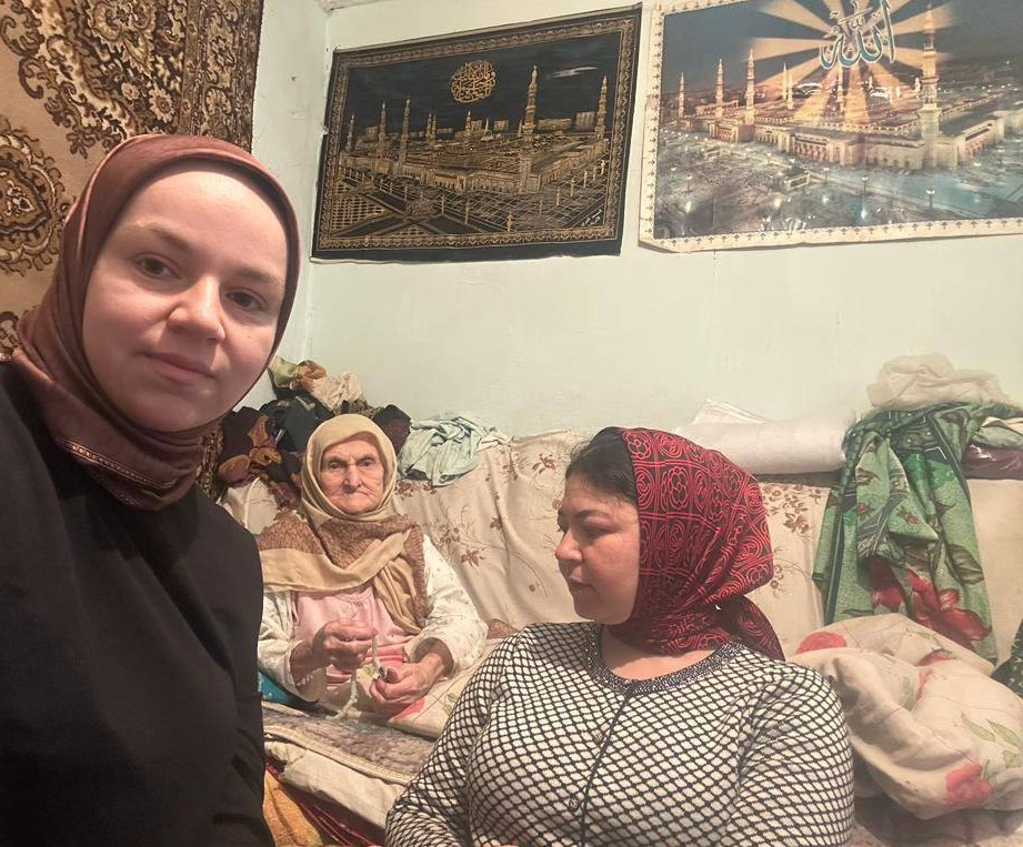 Бригадным методом посетили своих подопечных и оказали им социальные услуги.