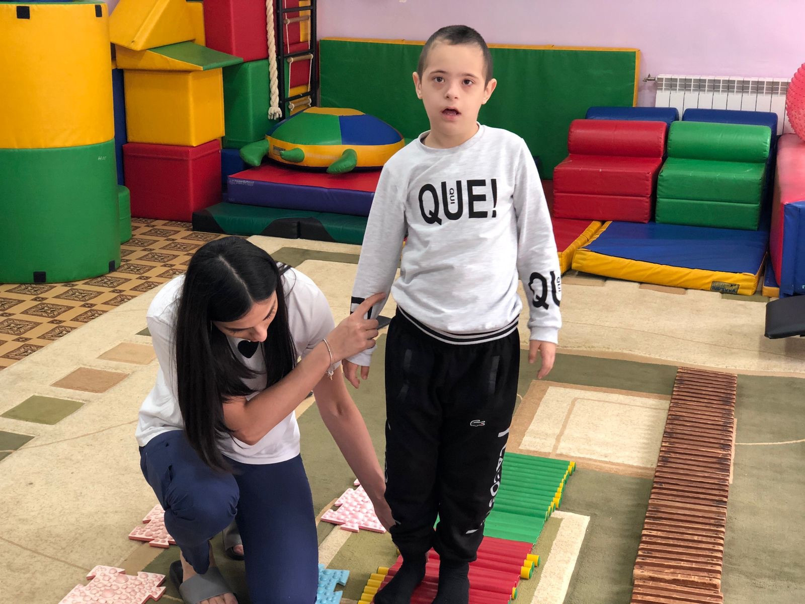 Занятие в кабинете лечебной физкультуры с группой детей с плоскостопием и вальгусной деформацией ног.