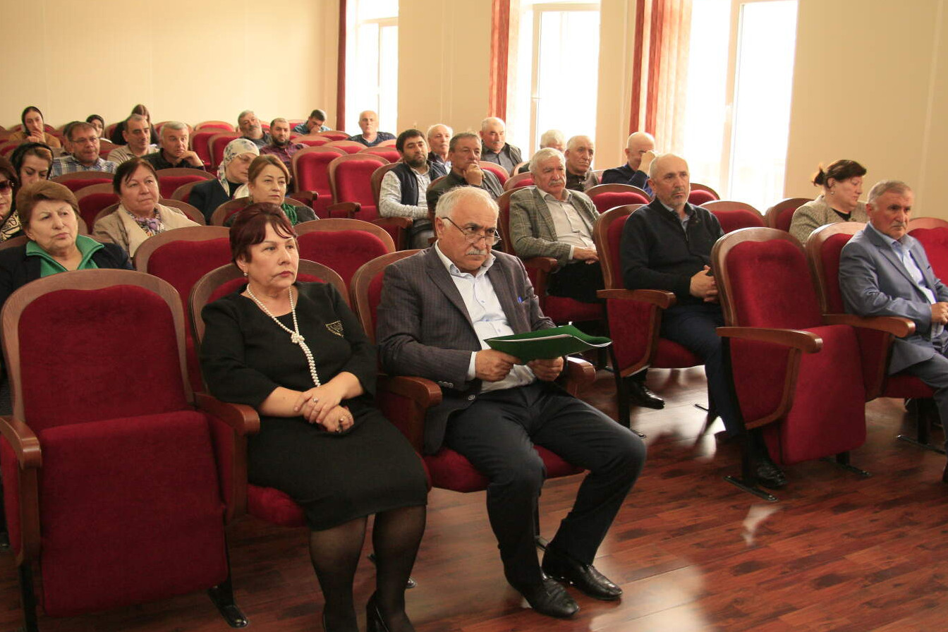 25 апреля  под руководством главы района Юсупа Магомедова состоялось совещание  по вопросам подготовки к  общереспубликанскому субботнику и предстоящим майским праздникам.