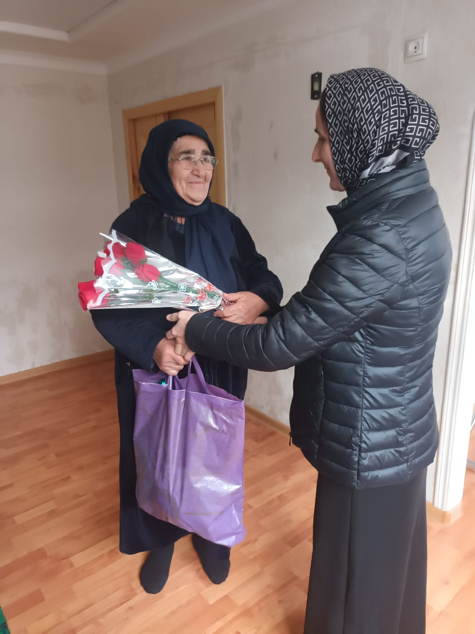 СОЦИАЛЬНЫЕ РАБОТНИКИ ПОЗДРАВИЛИ  ПОДОПЕЧНЫХ С ДНЕМ МАТЕРИ