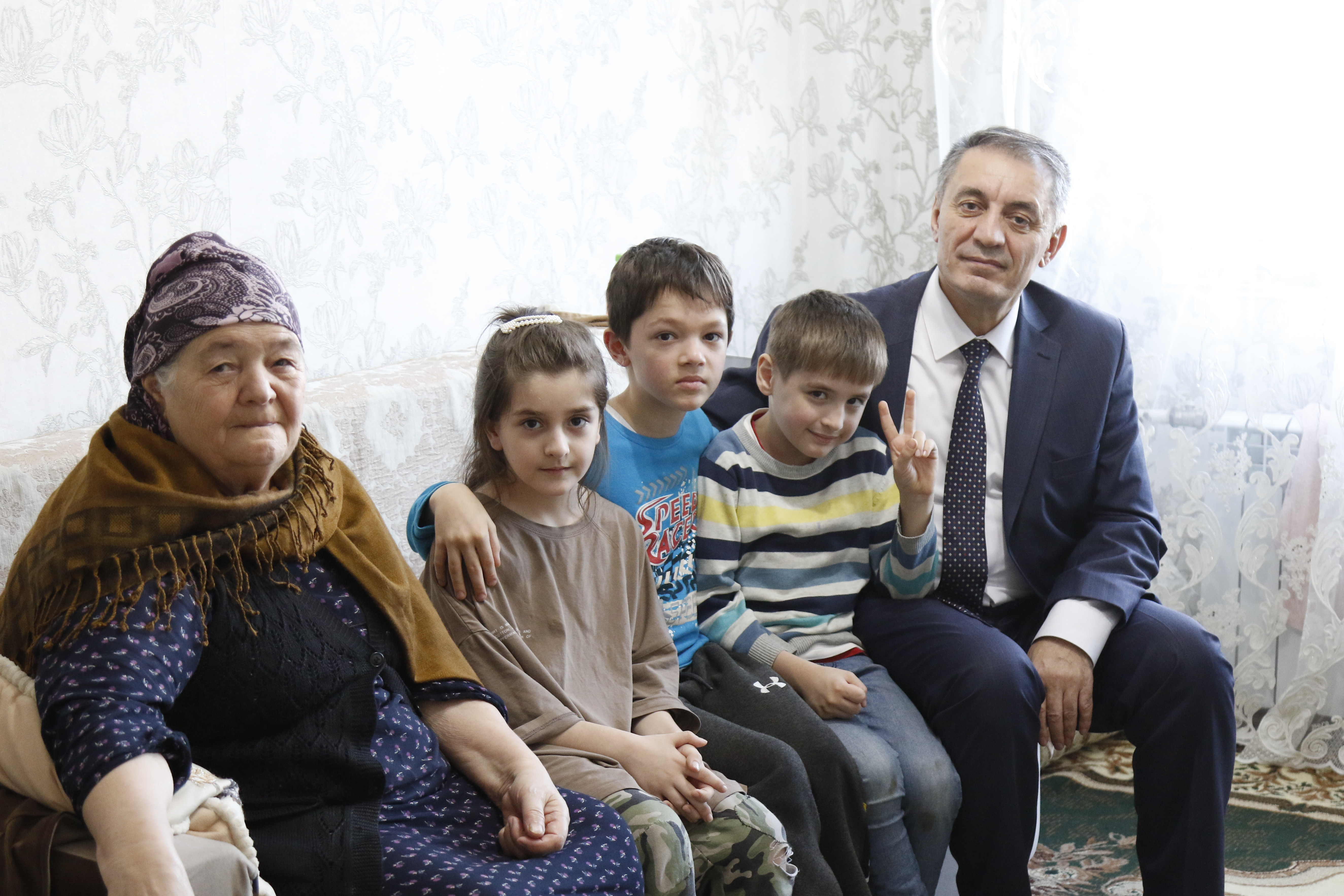 Абдурахман Махмудов поздравил семьи мобилизованных жителей  Кизилюртовского района с наступающим Новым годом