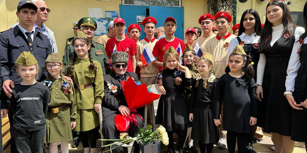 В Каспийске представители социального учреждения Минтруда РД устроили Парад Победы у дома ветерана