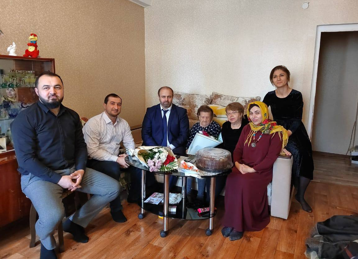 Работники КЦСОН, УСЗН и Дом Культуры г. Дагестанские Огни   посетили блокадницу Ленинграда Михееву Надежду Сергеевну, в день снятия блокады Ленинграда