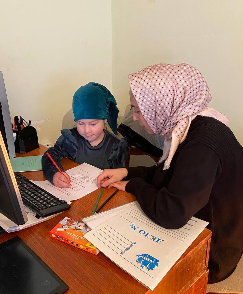 Социальный педагог отделения социального обслуживания детей и семей с детьми на дому проводит занятия с детьми мобилизованного.