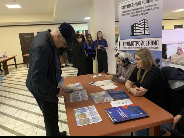 Дагестанцам представили свободные рабочие места на более чем 40 площадках ярмарки трудоустройства