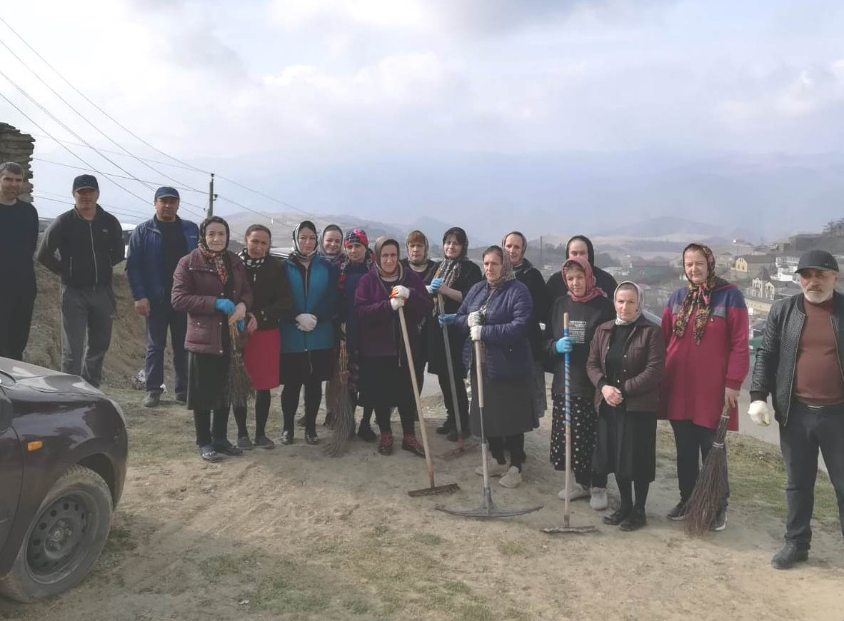 Субботник по благоустройству территории провели сотрудники Комплексного центра Дахадаевского района