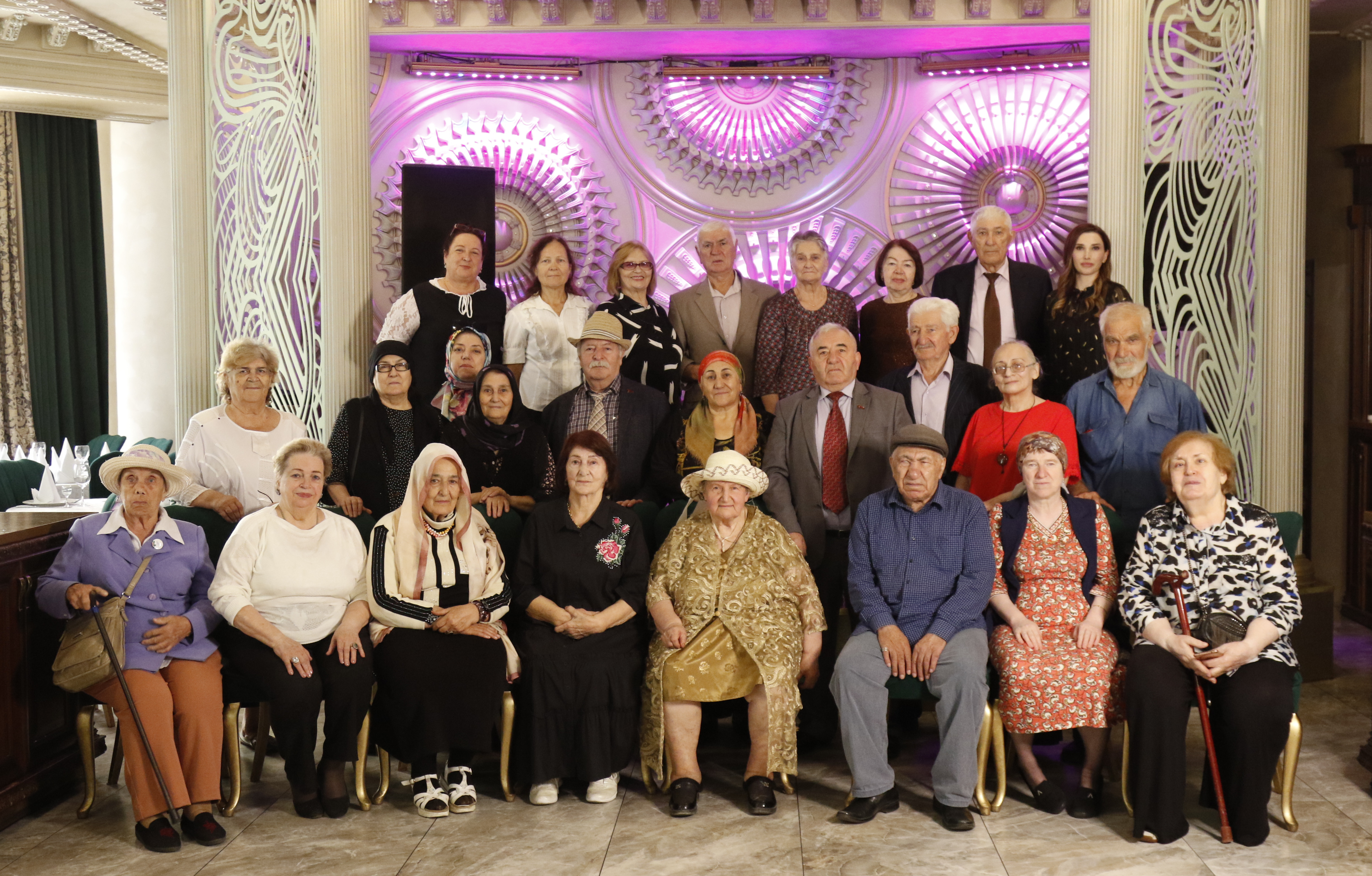 Социальные работники Минтруда Дагестана провели праздничную, благотворительную акцию, приуроченную к Международному дню пожилых людей.