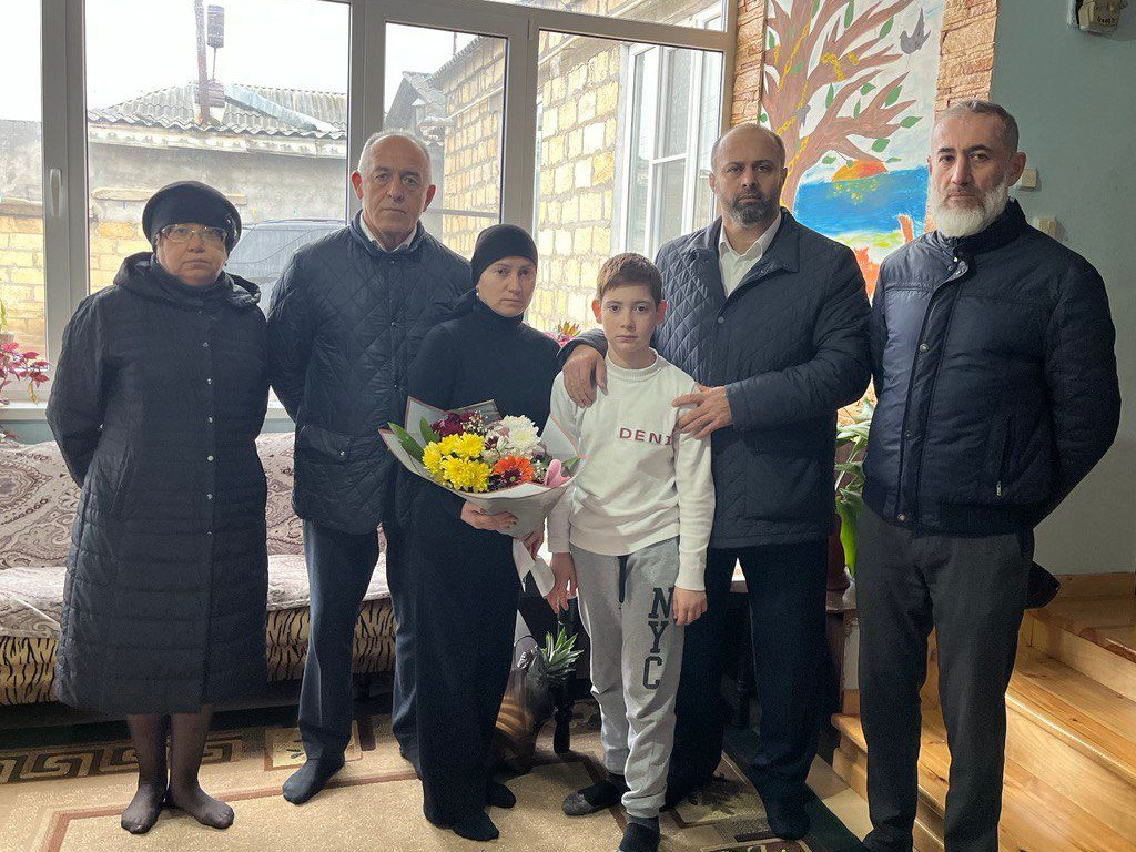 Сегодня, 23 февраля 2023 года руководитель управления социальной защиты города Низами Магомедов,  совместно с руководством комплексного центра социального обслуживания и центра занятости города посетили на дому семью героя России Исрафила Магомедова.