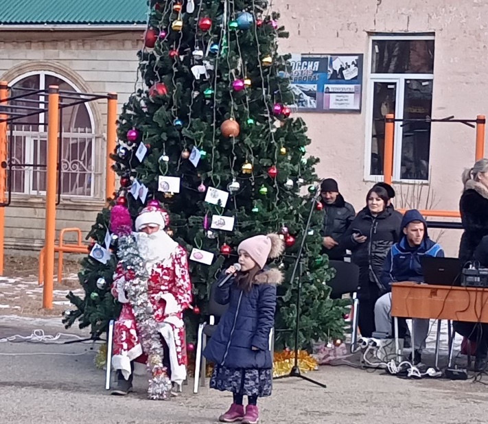 Первый заместитель Министра труда Рашид Загидов поздравил детей в Лакском районе с наступающим Новым годом