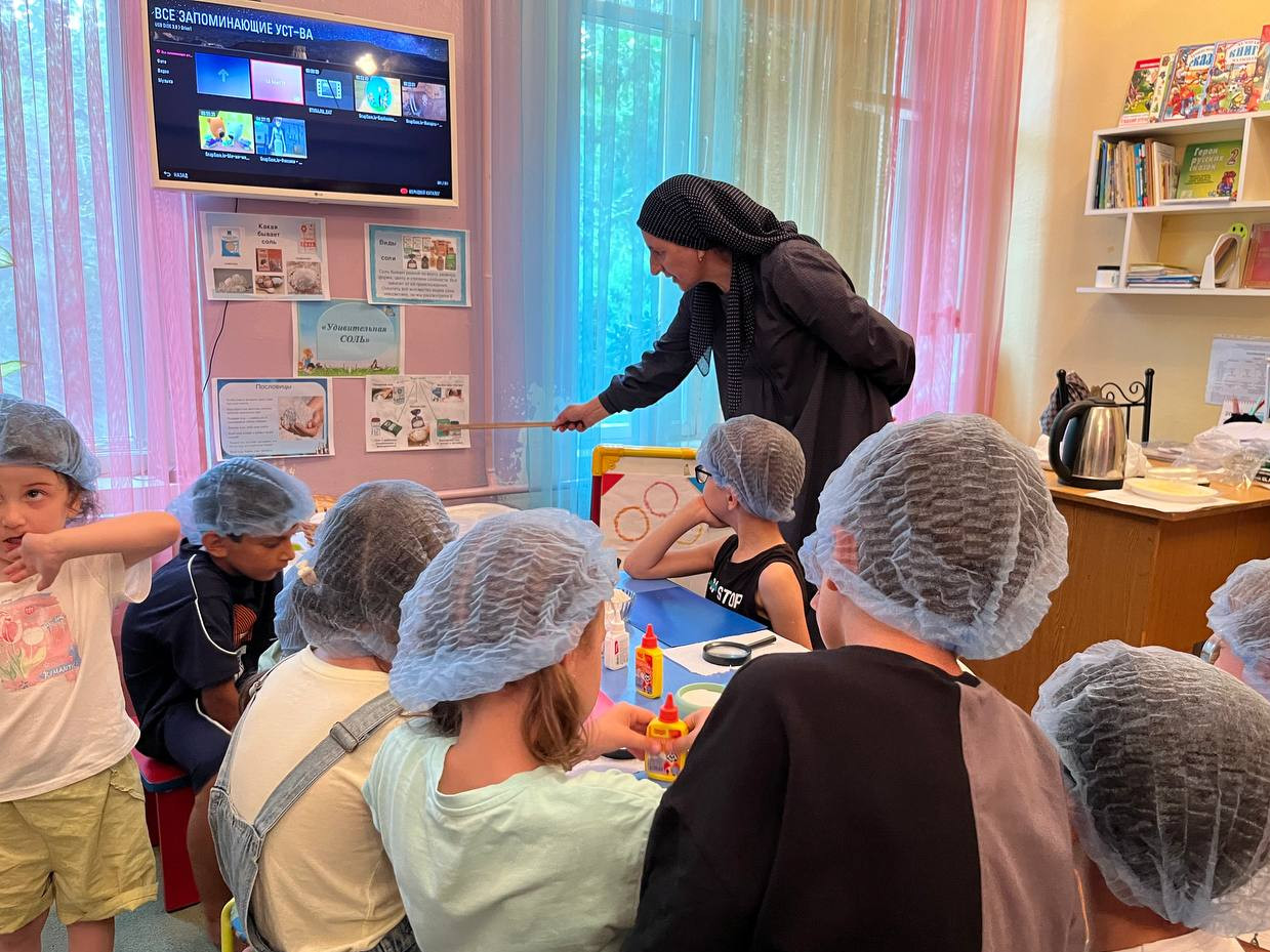 В младшей группе прошло занятие на тему "Удивительная соль"