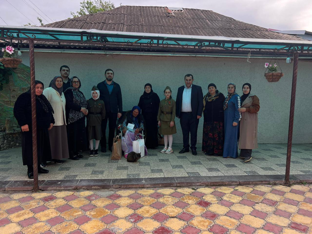 Сегодня , 9 мая, директор КЦСОН в МО «Кизилюртовский район» Джамал Абиев, совместно с заместителем Салахудином Тагировым посетили вдову участника ВОВ, и семьи, погибших участников СВО.