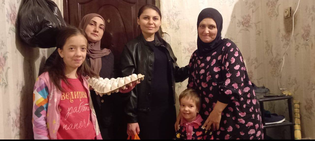 Работниками Отделения социального обслуживания на дому детей и семей с детьми ко Дню матери благодаря спонсорам была оказана адресная материальная помощь в виде продуктовых наборов