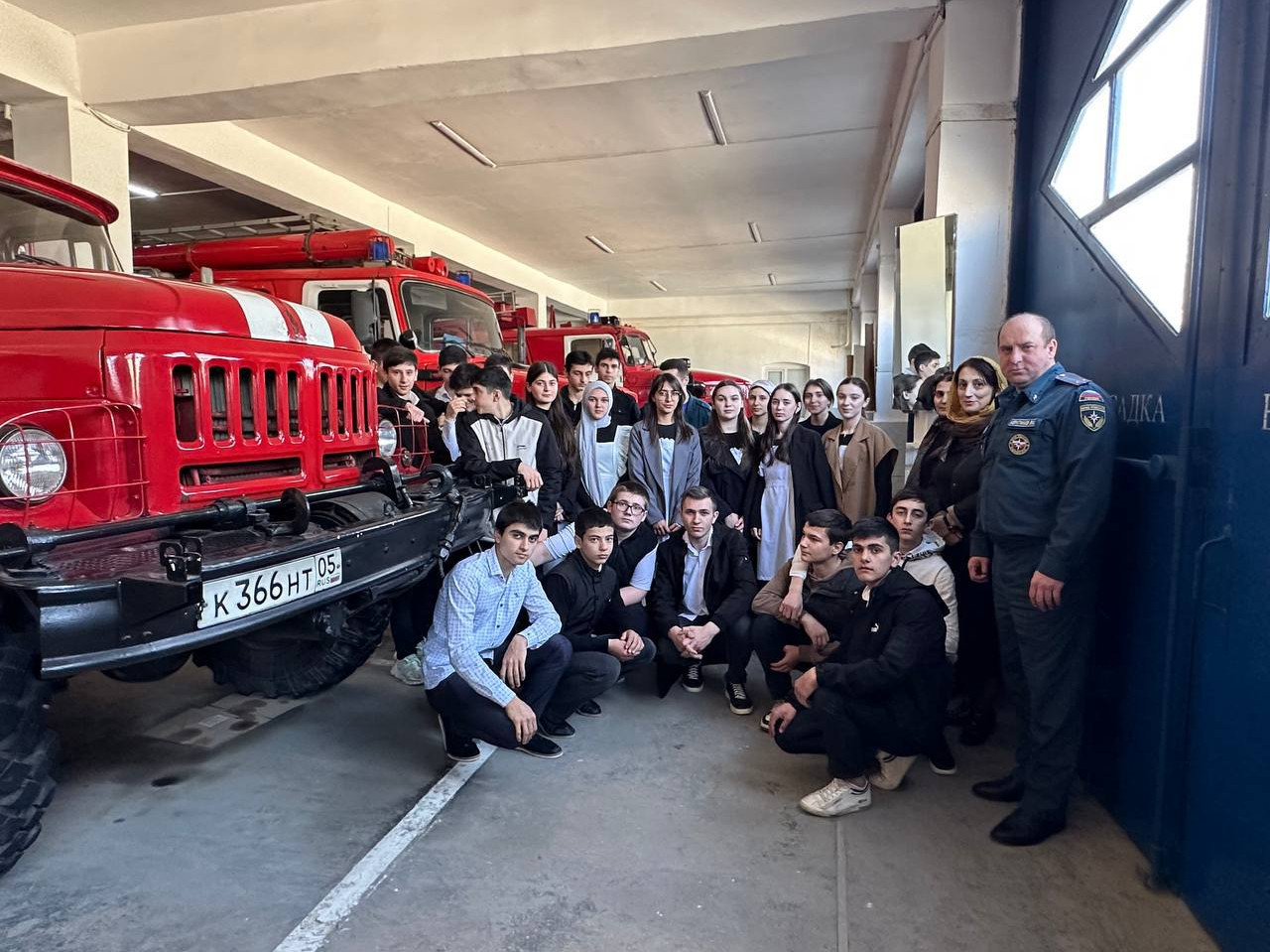 Работники службы занятости Дербентского района провели для школьников профориентационную экскурсию в пожарную часть