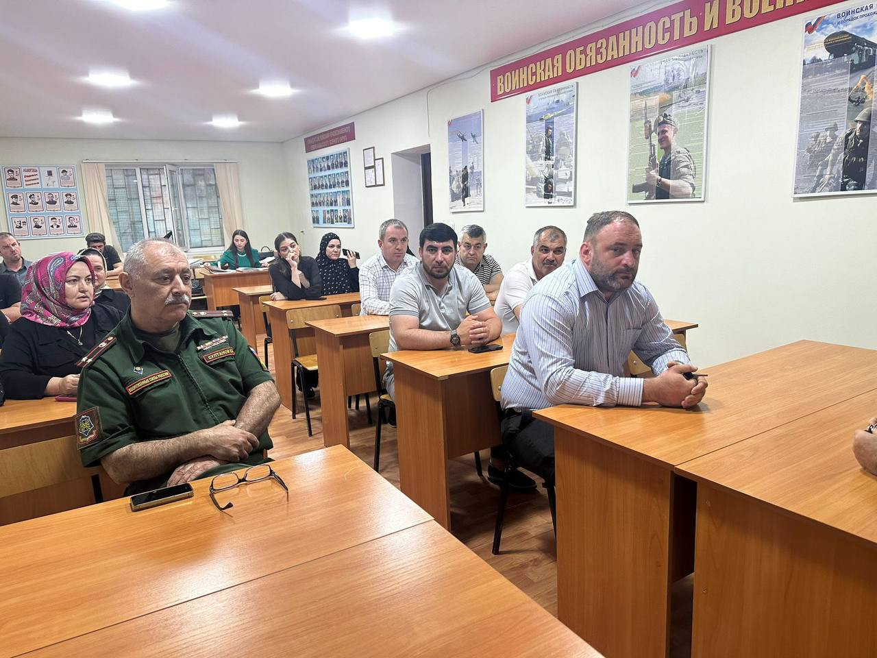 "Информационная встреча для кандидатов на военную службу по контракту в Хасавюрте"