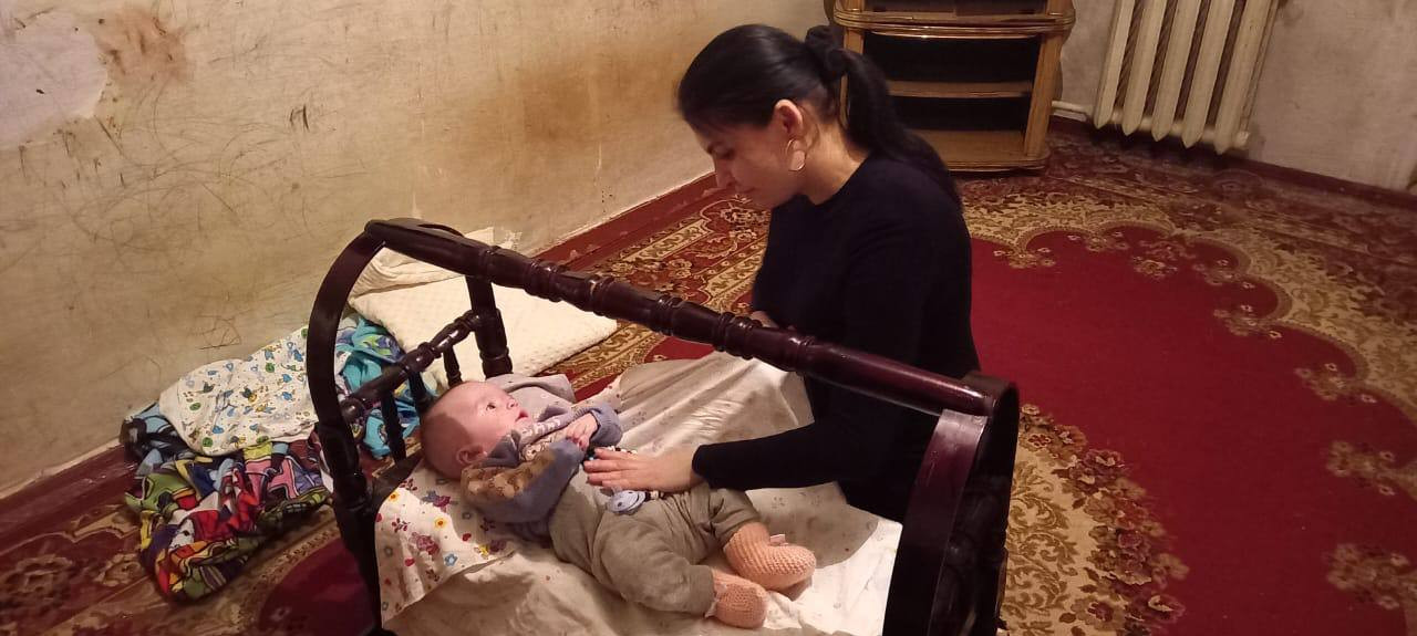 Социальный работник Отделения социального обслуживания на дому детей и семей с детьми Герейханова Ильяна С. оказывает  социально- бытовую услугу- кратковременный присмотр за детьми