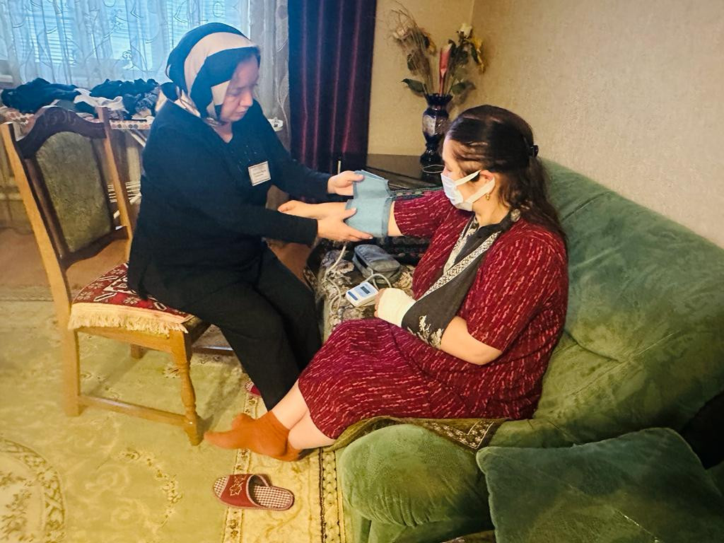 Специалист по работе с семьей Алхасова Марият проводит систематическое наблюдение за своими подопечными в рамках их рабочих будней.