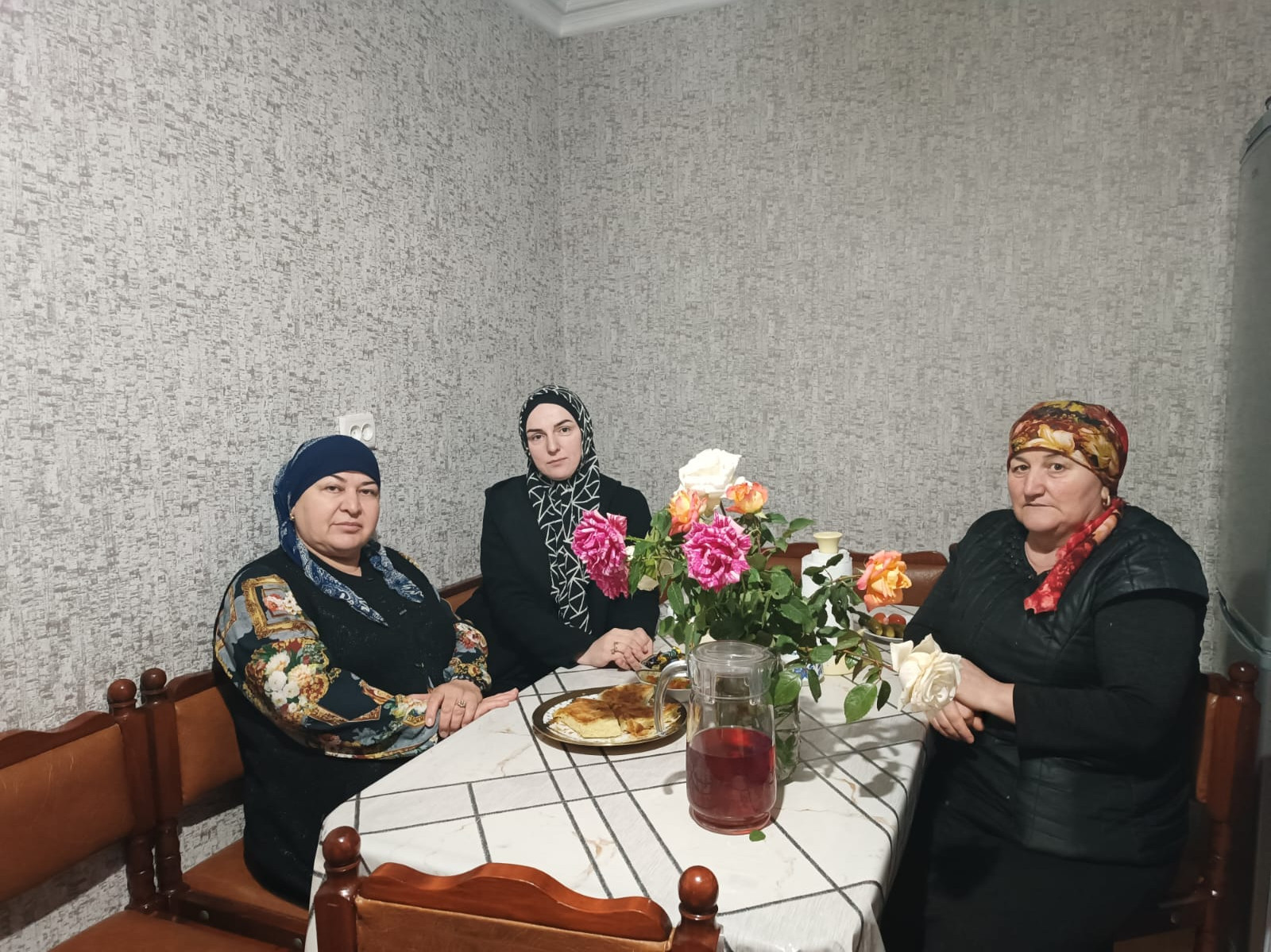 Специалисты комплексного центра социального обслуживания проявили заботу и внимание, посетив на дому семьи участников СВО на Украине.