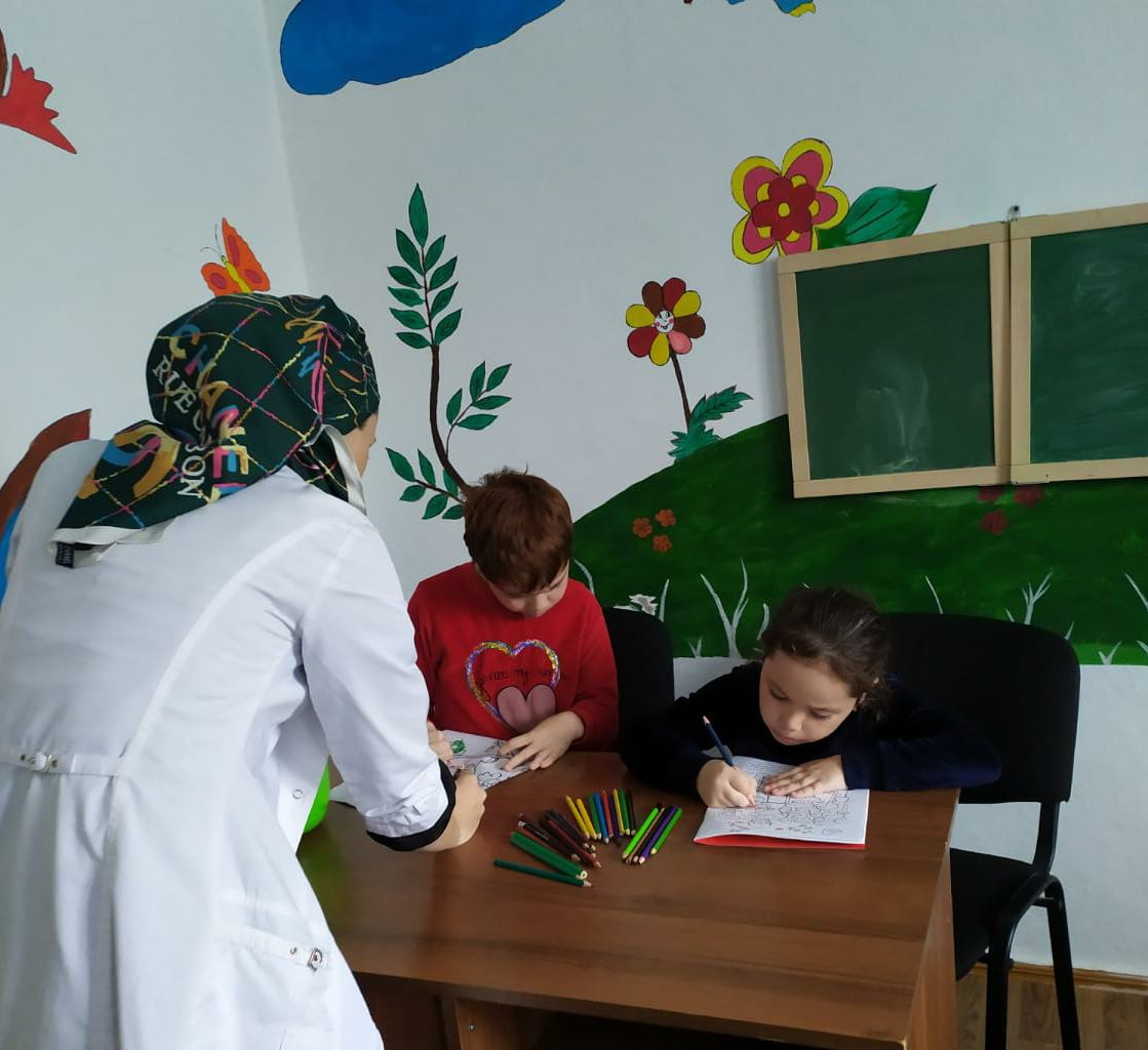 Рисование на тему ?«Природа» ?провела воспитатель Чамсаева Алжанат.