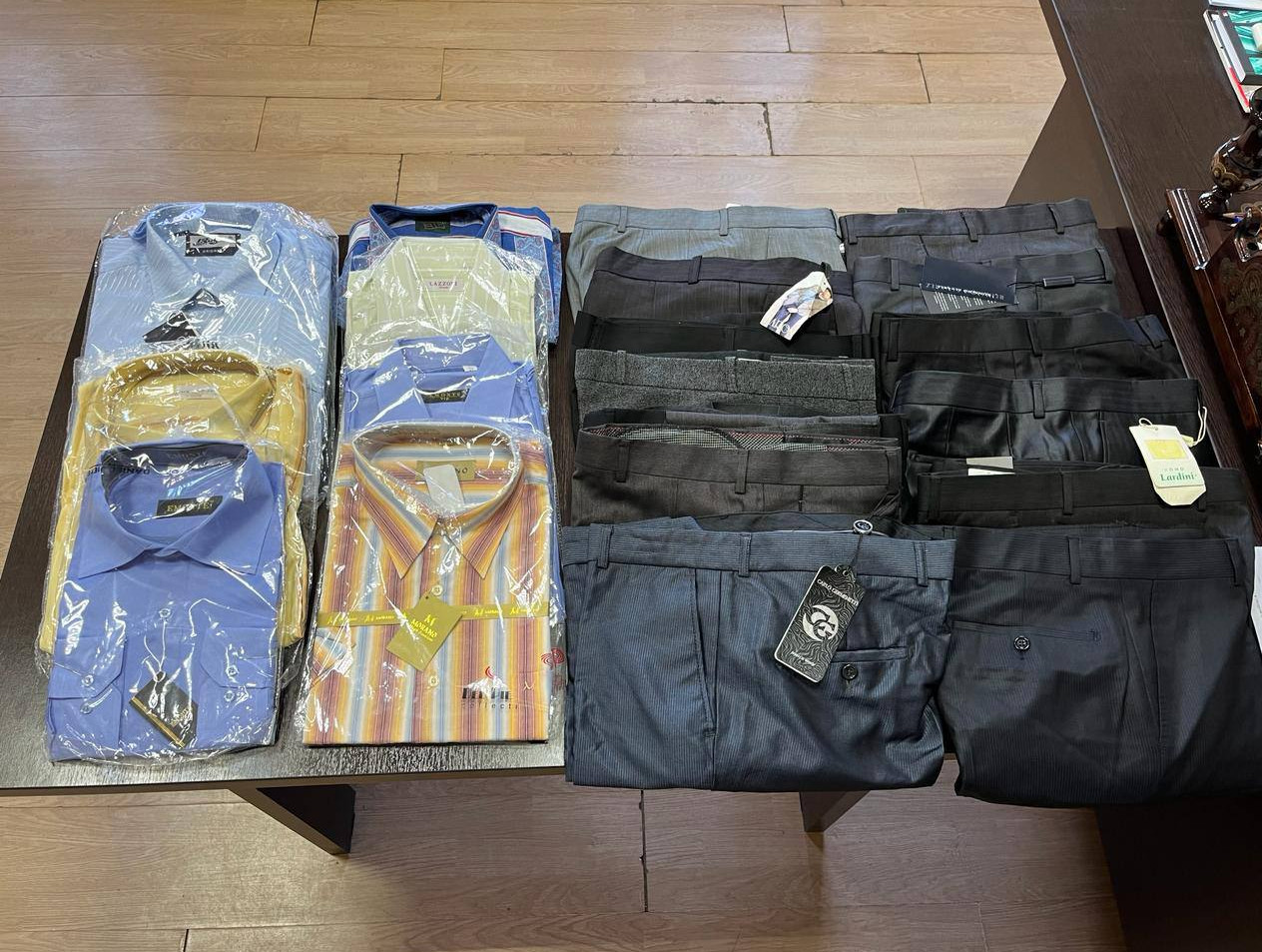 В очередной раз в Комплексный центр социального обслуживания населения поступила партия новой одежды, состоящая из курток, халатов, мужских рубашек и брюк от неравнодушного жителя нашего города, который пожелал остаться неизвестным.