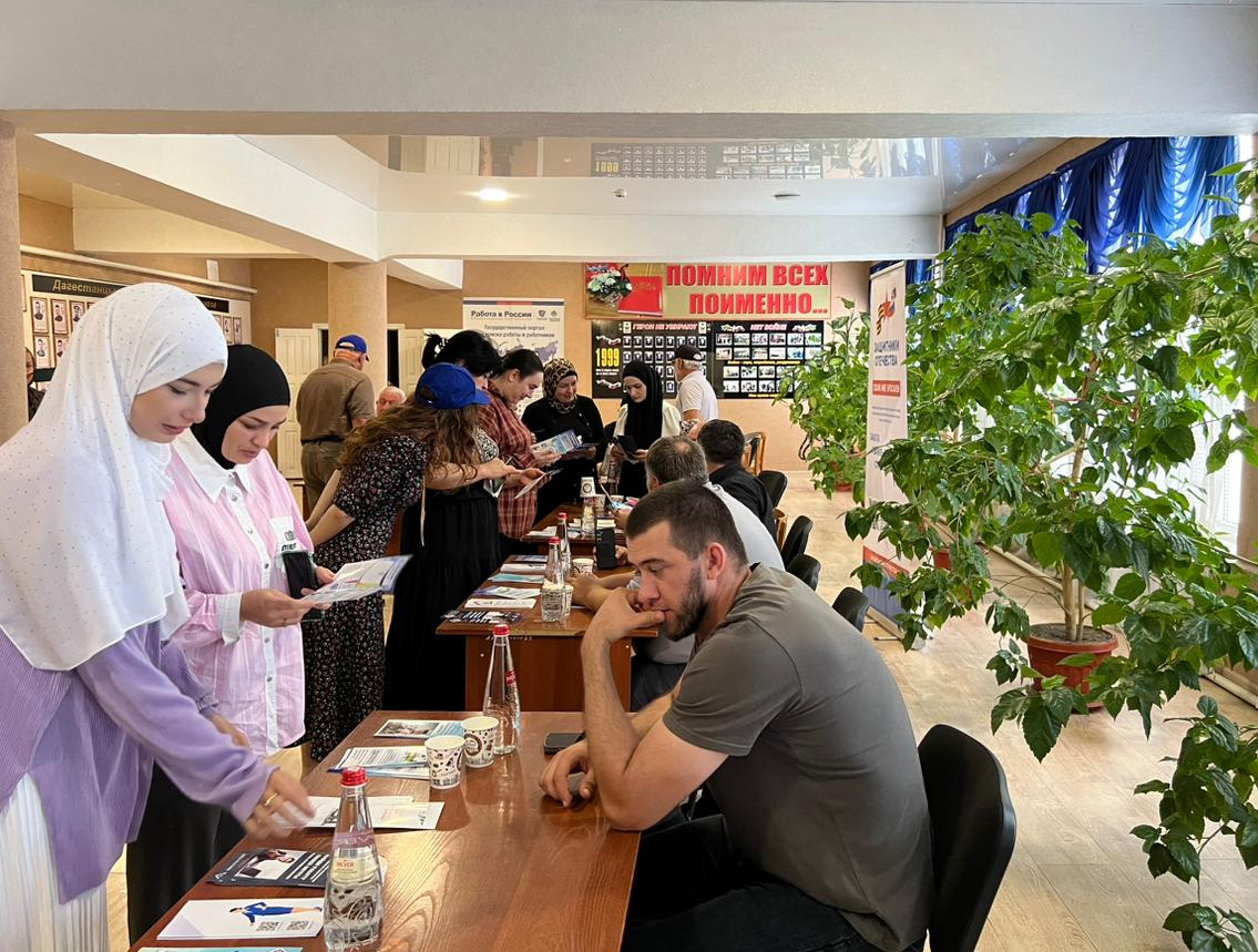 28 июня центр занятости населения Новолакского  района провел 2 этап Всероссийской ярмарки трудоустройства «Работа России-Время возможностей»