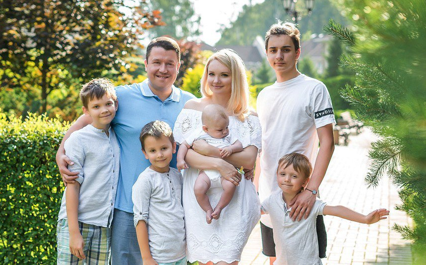 Президентом Российской Федерации Владимиром Владимировичем Путиным 23 января 2024 года подписан Указ за № 63 «О мерах социальной поддержки многодетных семей», устанавливающий единые требования для определения статуса многодетной семьи.