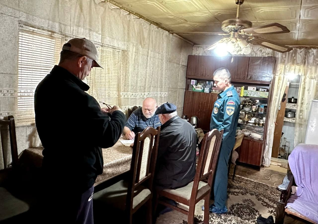 Социальные работники Минтруда Дагестана в Кизилюрте провели акцию по установке пожарных извещателей в домах участников СВО