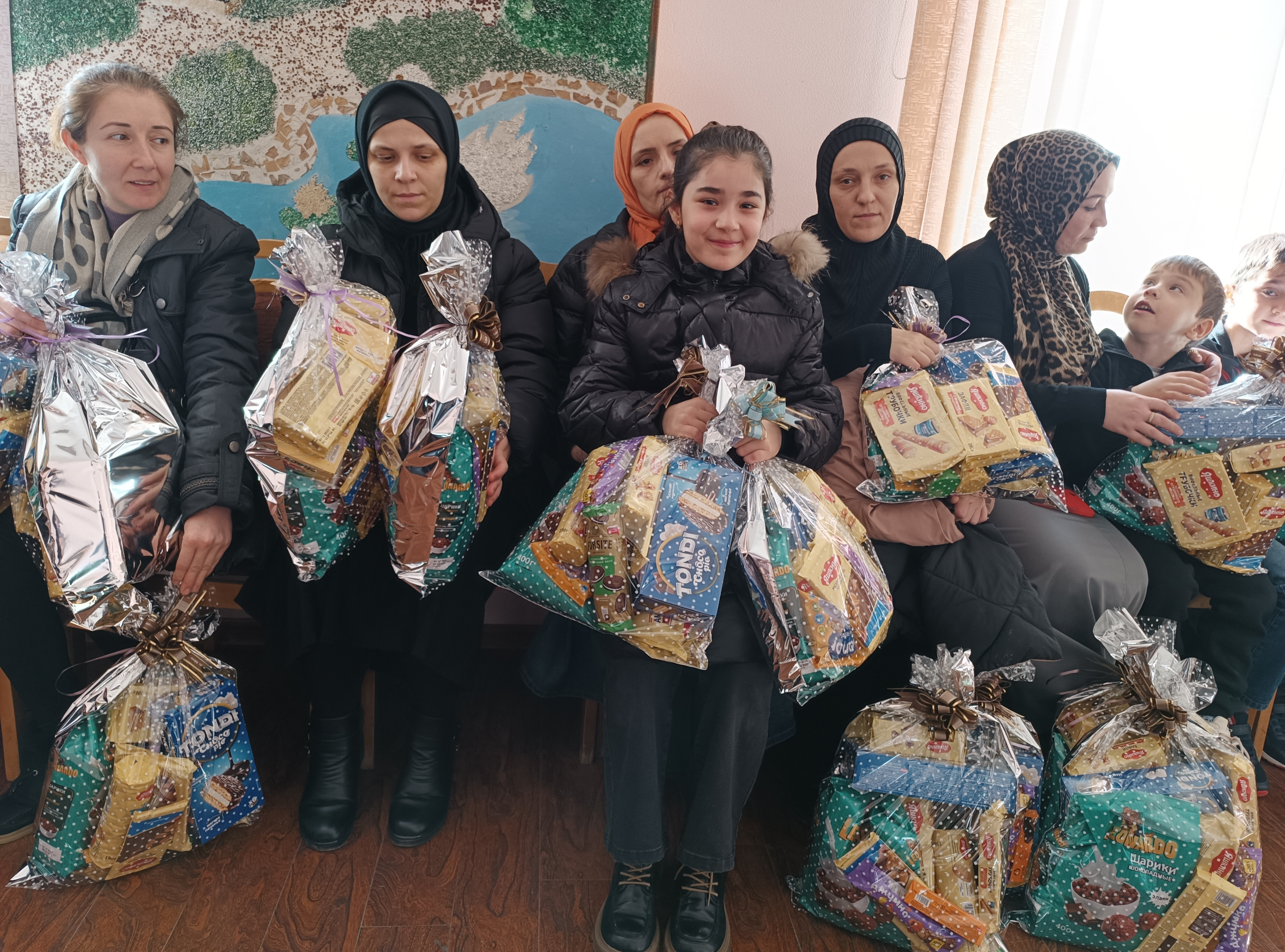 В Кизилюрте Центр социального обслуживания на спонсорскую поддержку от Сулеймана Керимова поздравил 80 детей с Новым годом